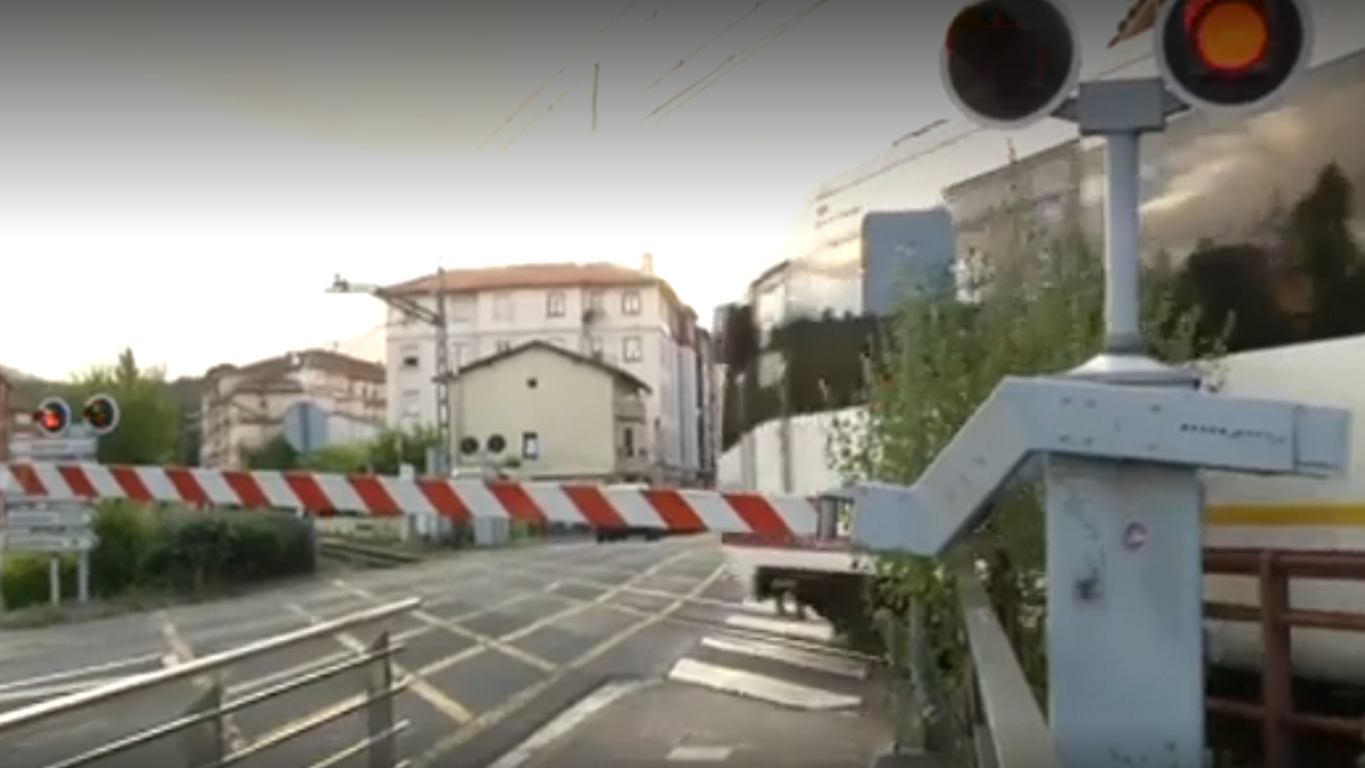 Un tren a su paso por el centro urbano de Zalla