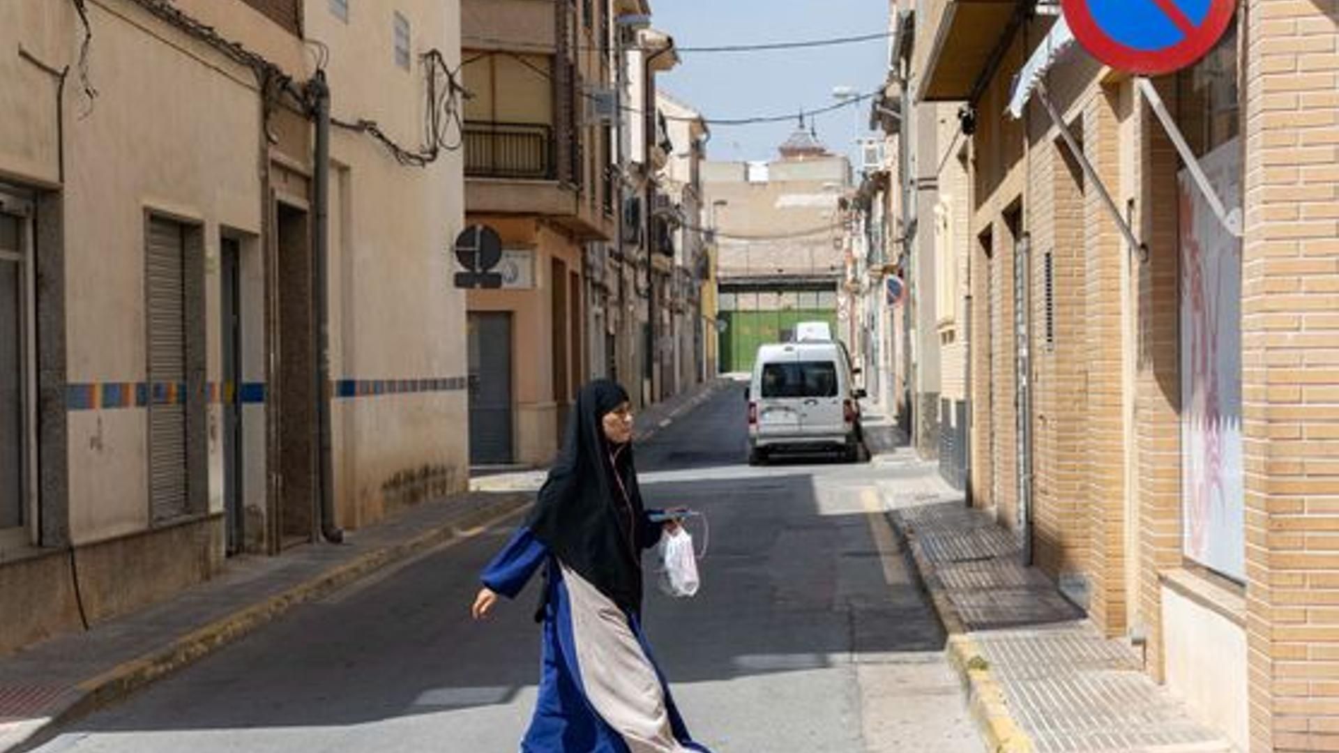 Una mujer con velo cruzando una calle
