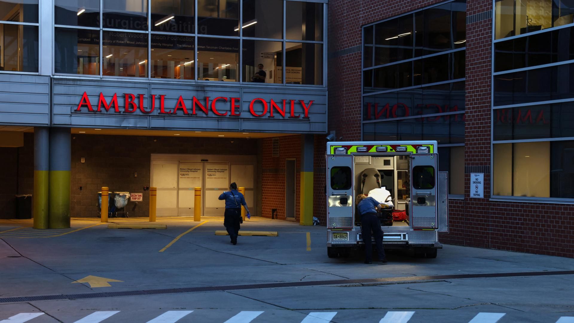 Vista de la entrada de ambulancias en el Hospital Universitario Robert Wood Johnson en New Brunswick, Nueva Jersey, EEUU