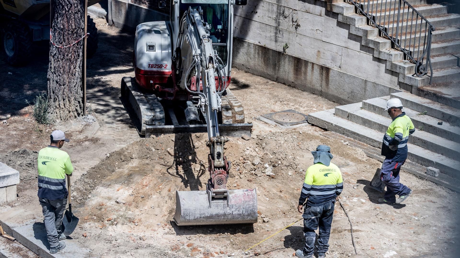 Archivo - Varias personas trabajan al aire libre, a 4 de julio de 2025, en Madrid (España).
