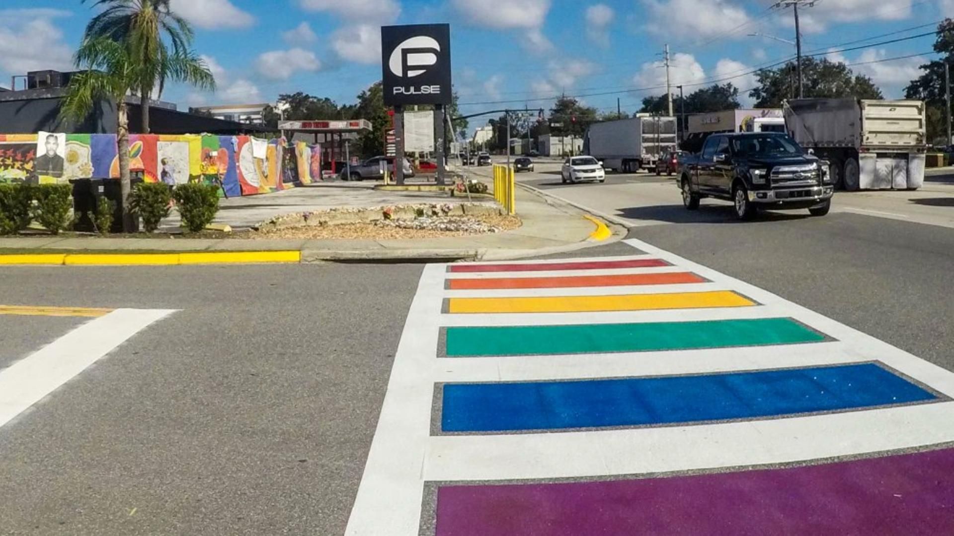 Así era el paso de peatones arcoíris de Orlando, Florida.