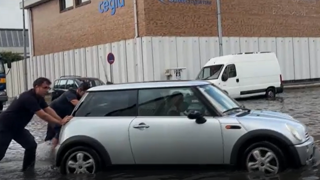 Santander ha amanecido con coches a la deriva y calles llenas de lodo y hojas