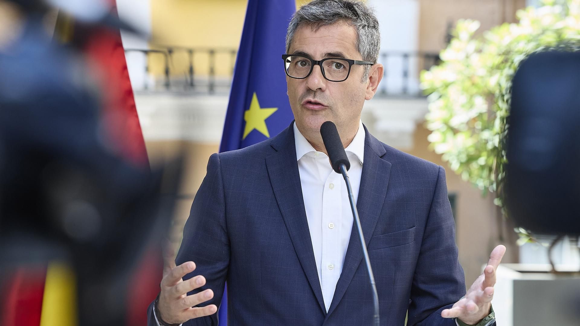 El ministro de la Presidencia, Justicia y Relaciones con las Cortes, Félix Bolaños, atiende a los medios de comunicación