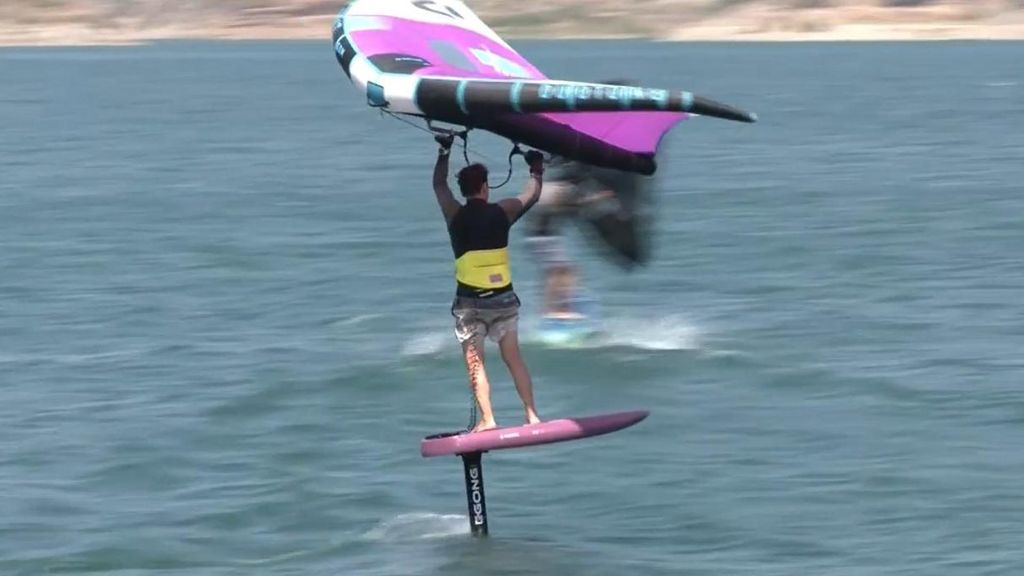 El 'paraíso del viento' en el río Guadalfeo conquista a los amantes de los deportes acuáticos en plena Sierra Nevada