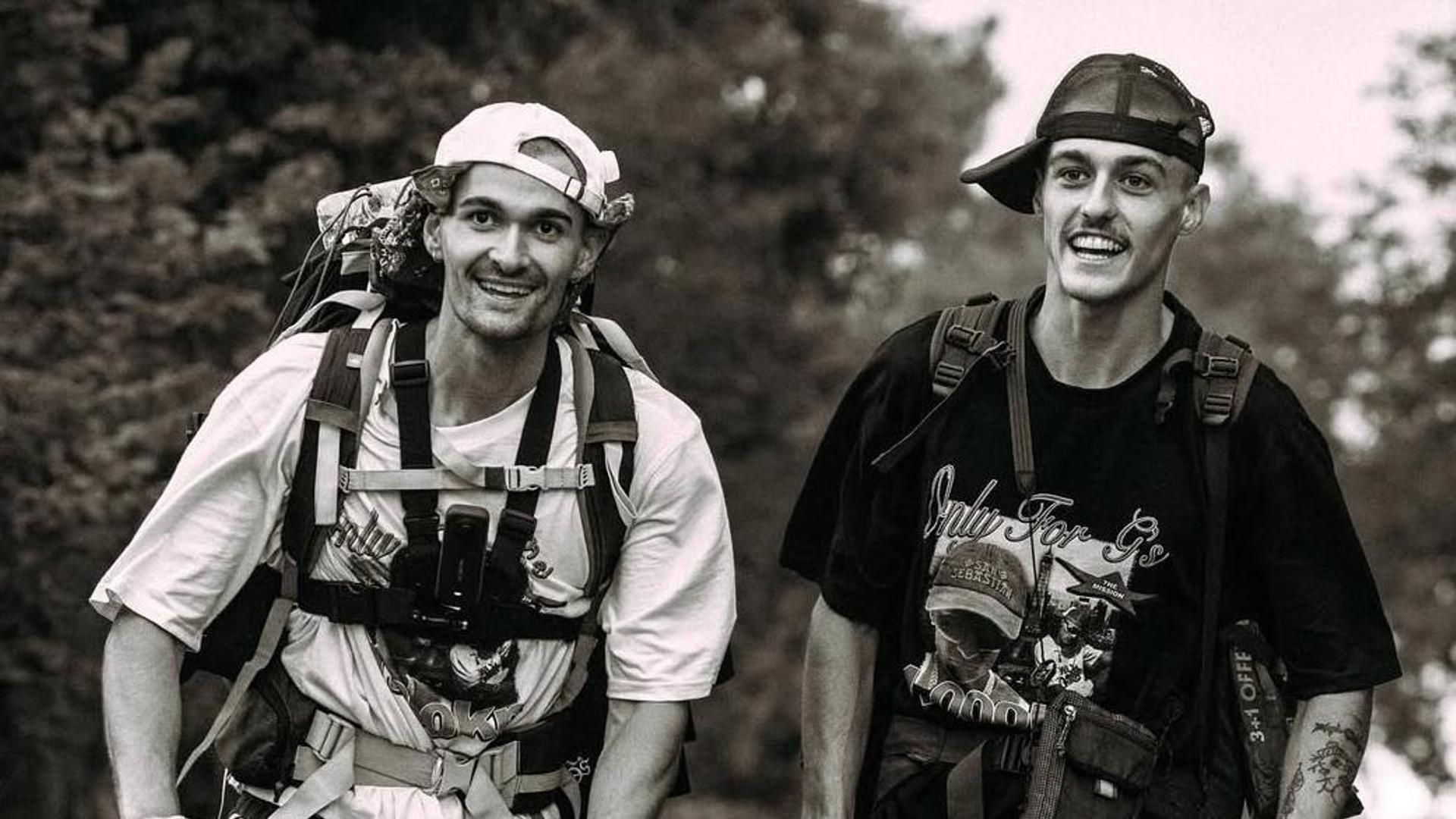 El reto de dos jóvenes: llegar a París desde San Sebastián en patinete no eléctrico
