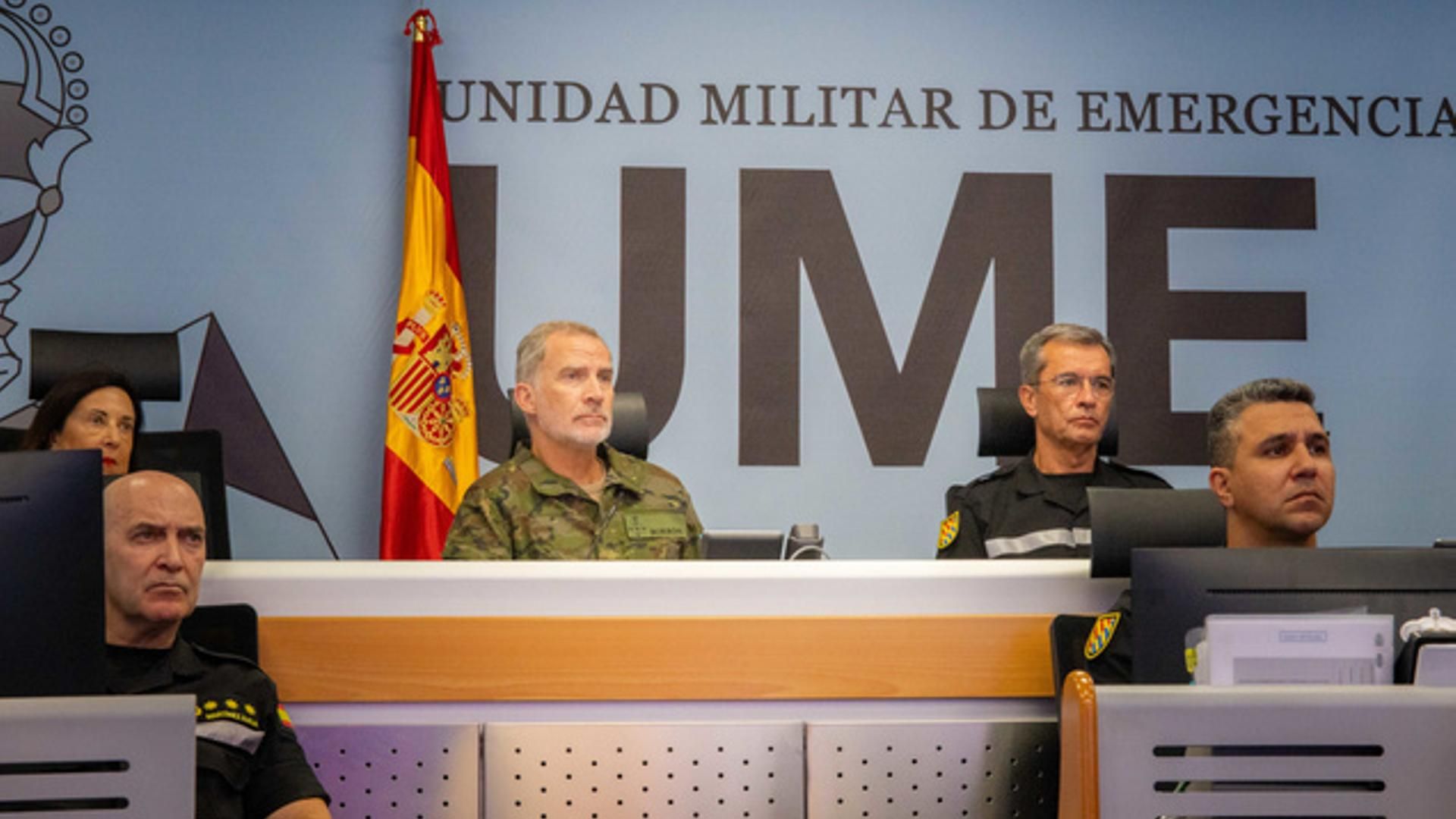 El ReY en la base de la UME para conocer la evolución de los incendios