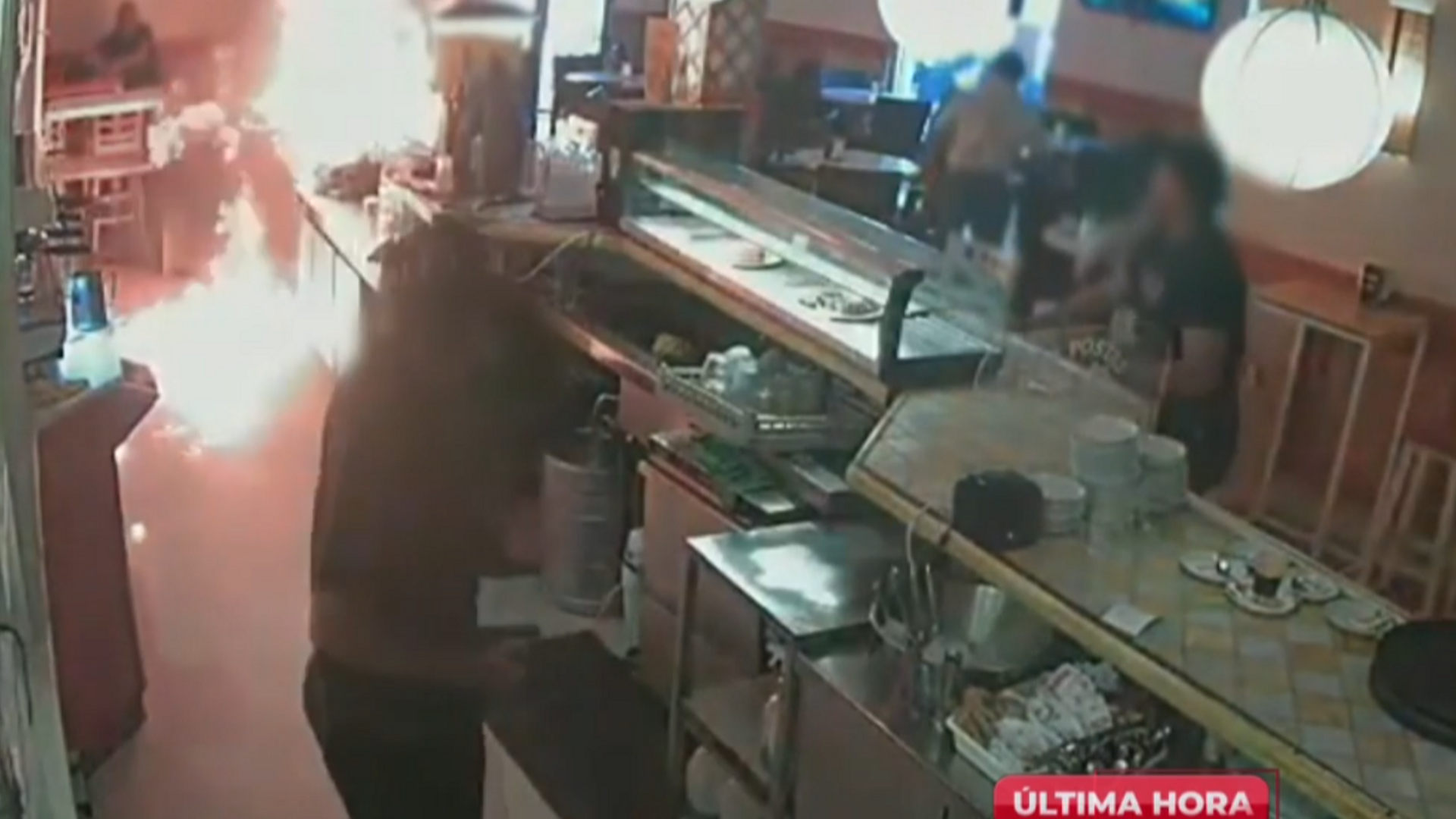 El sorprendente vídeo de un hombre que incendia un bar por no haber mayonesa: "¿Seguro que no tenéis?"