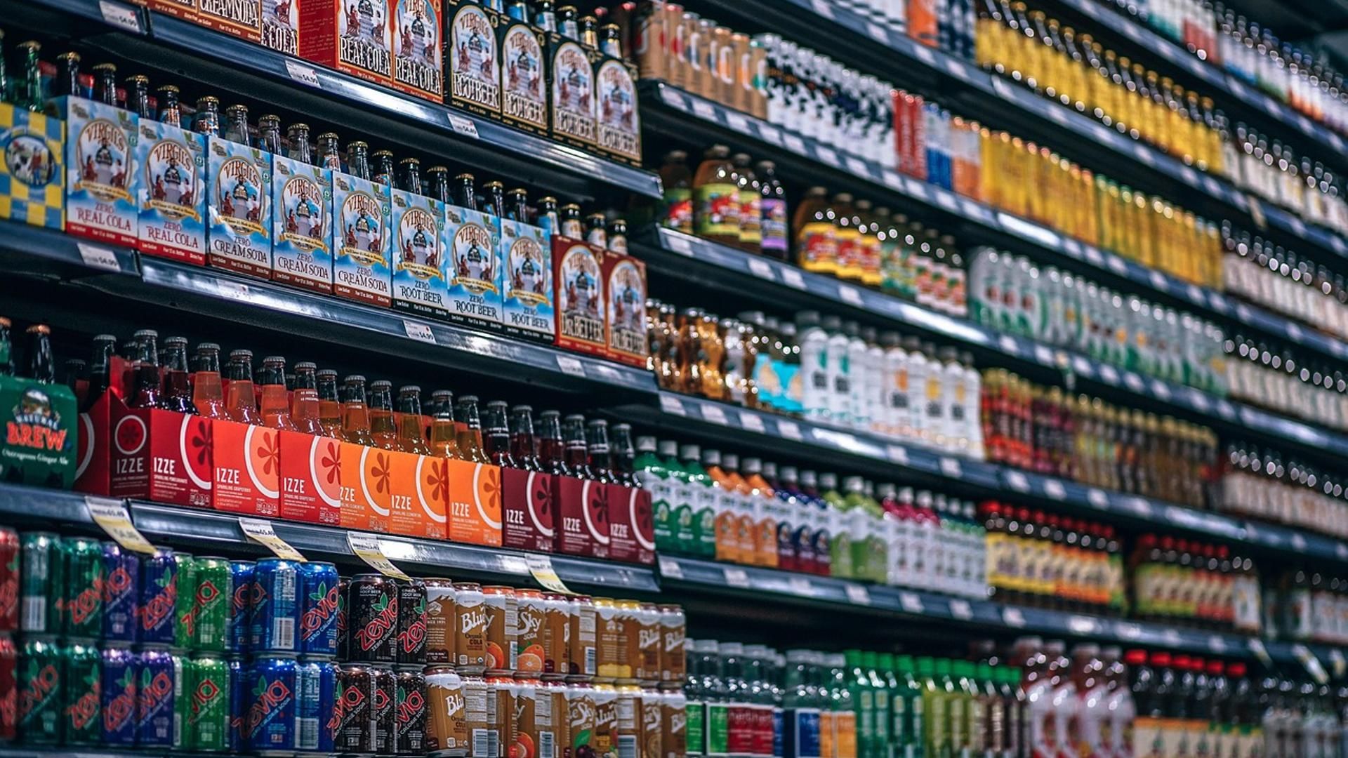 Estantería con diferentes tipos de bebidas en un supermercados