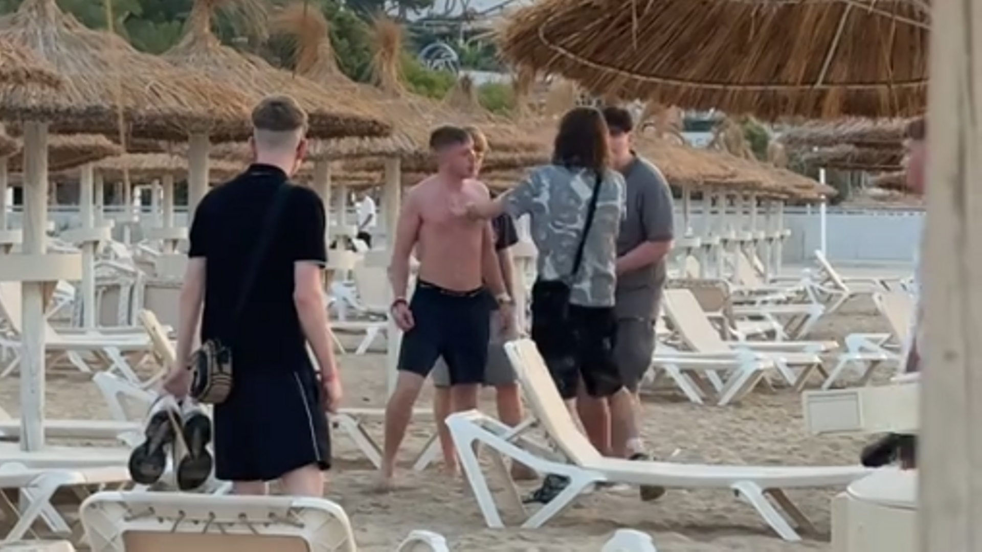 Graban en Tiktok como un grupo de turistas acorralan a un joven en Magaluf