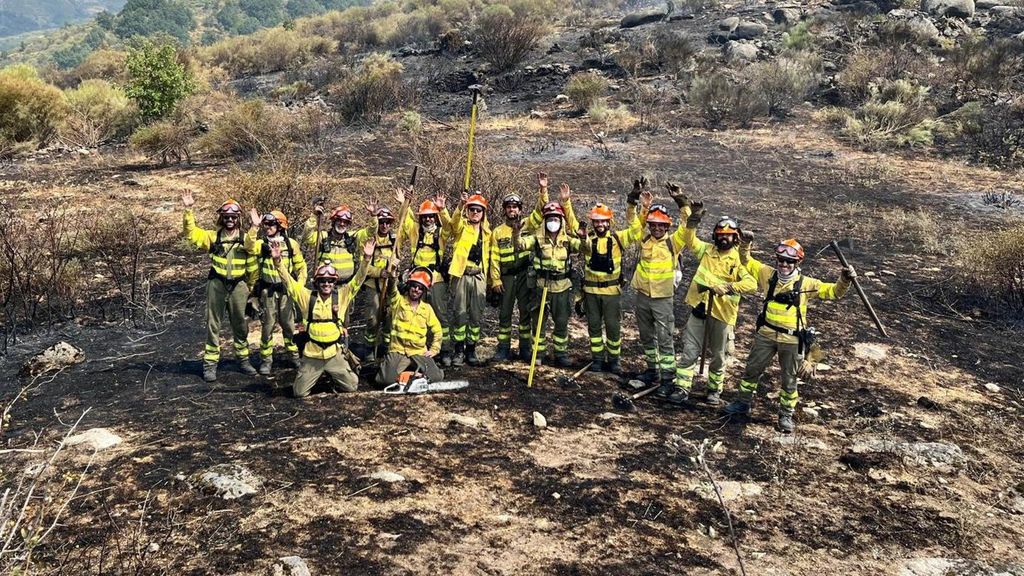 Héroes entre cenizas: la imagen de 15 bomberos celebrando la victoria contra el fuego en Jarilla con sonrisas y aplausos