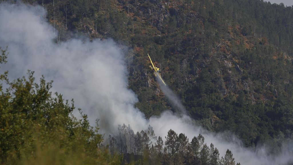 España afronta 19 incendios activos en una jornada esperanzadora en la extinción y nuevos realojos
