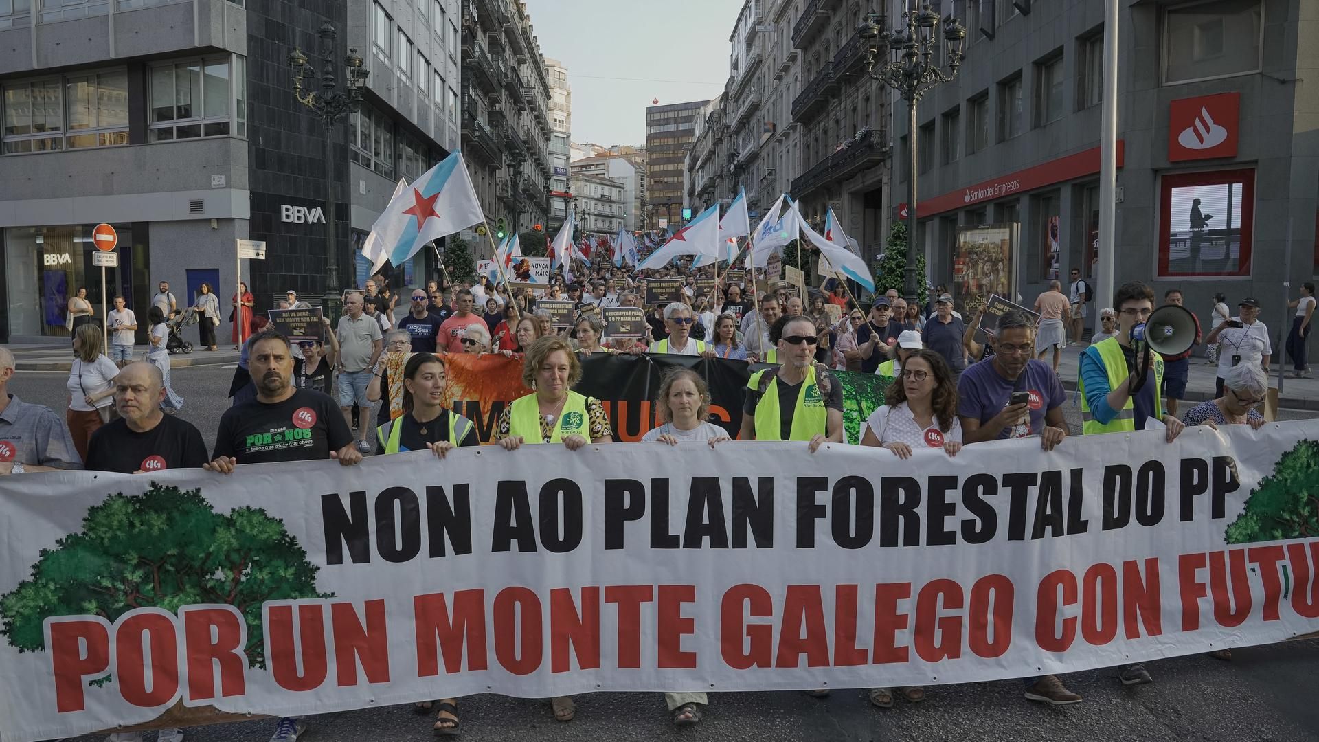 Manifestaciones en Galicia y Castilla y León contra la gestión autonómica de los incendios