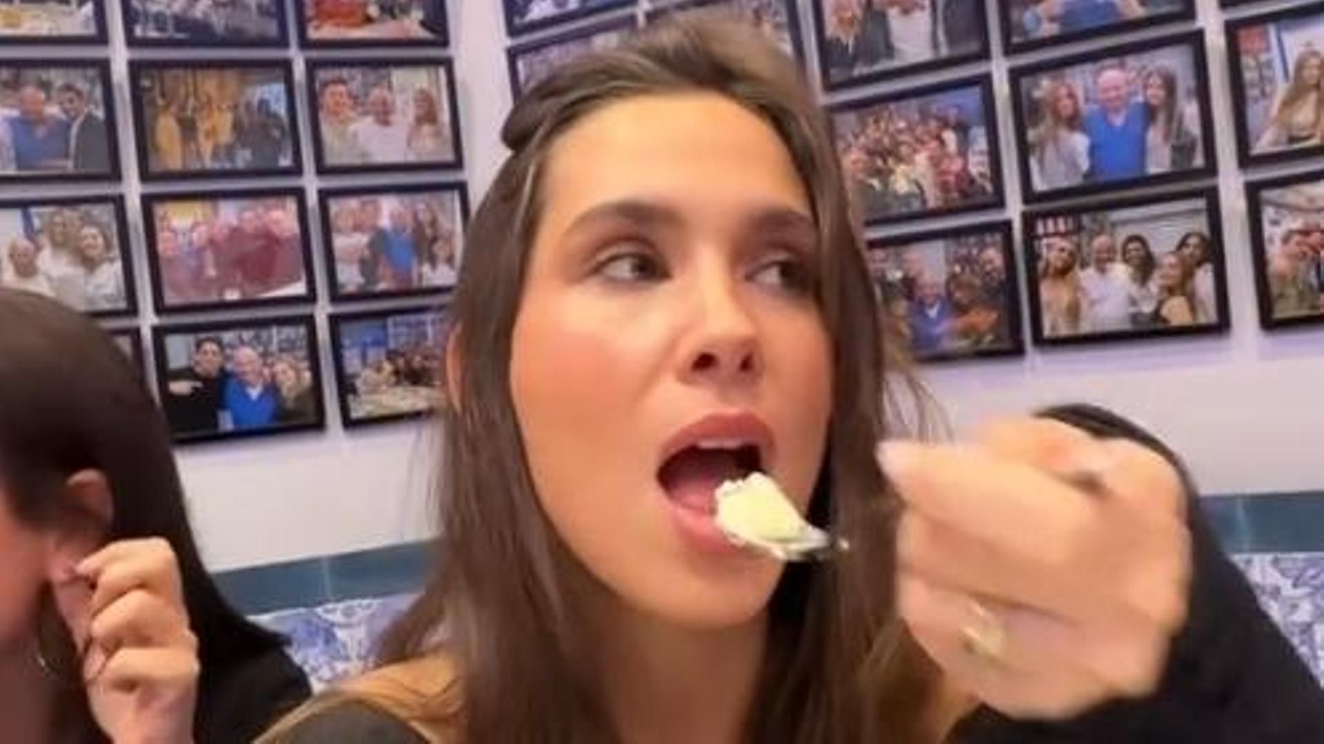 María Pombo come la tarta de queso de una forma especial