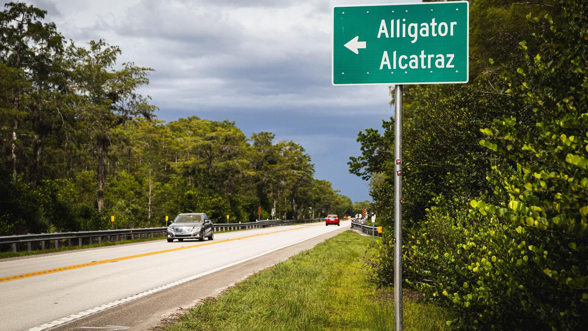 Señal de acceso a la prisión de Alligator Alcatraz, en EE. UU.