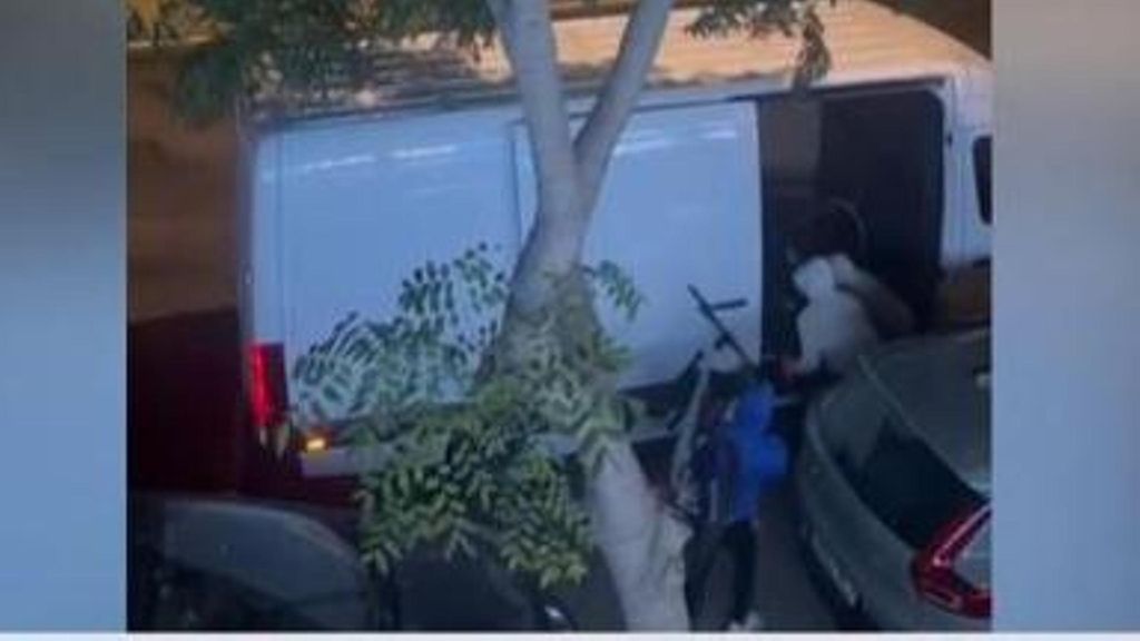 Vecinos graban e increpan en directo a los ladrones que huían tras el atraco a una tienda de bicicletas en Jerez