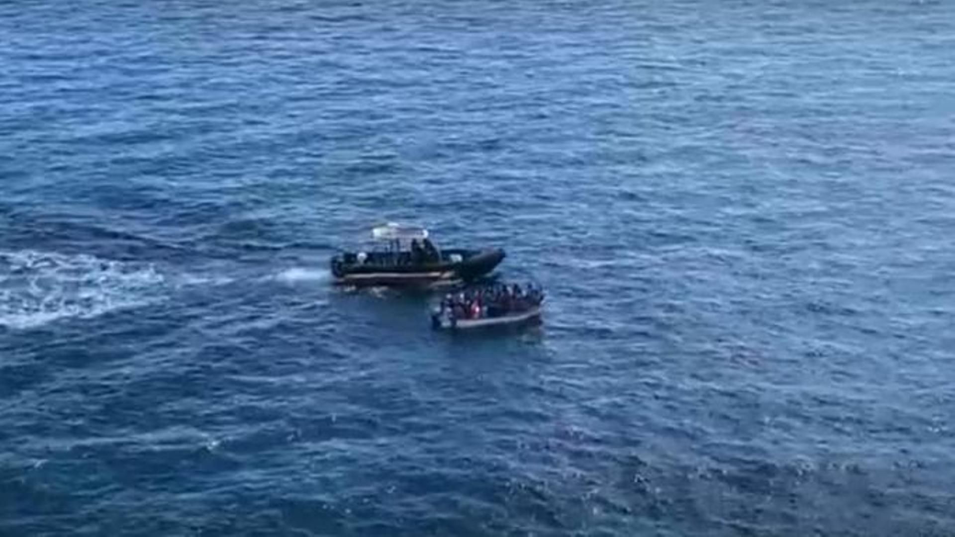 Desaparecidos 12 migrantes tras saltar al agua desde una patera cerca de la isla de Cabrera