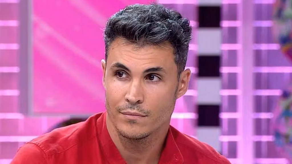 Primeras palabras de Kiko Jiménez sobre la infidelidad de Sofía: "Estoy dolido y me siento humillado" Fiesta 2025 Top Vídeos 787