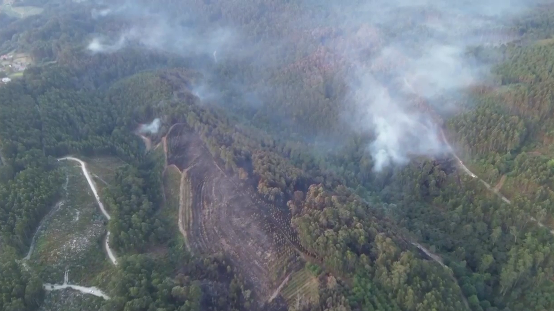 La bajada de temperaturas favorece la extinción del fuego, pero siguen preocupando los incendios en Galicia y Castilla y León
