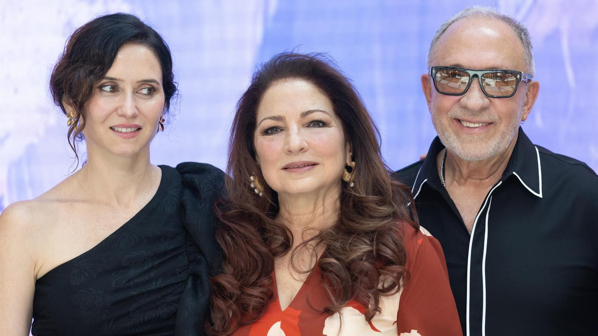 La presidenta de la Comunidad de Madrid, Isabel Díaz Ayuso; la cantante Gloria Estefan y su marido Emilio Estefan, durante la presentación de la programación de Hispanidad 2025