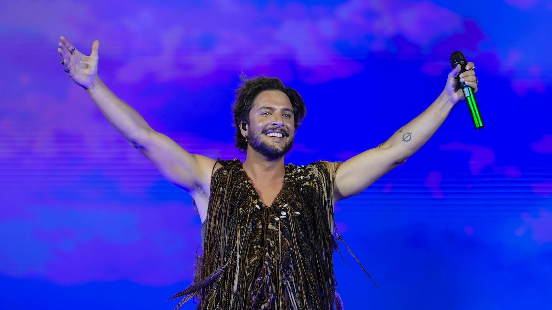 Manuel Carrasco sufre una caída en pleno concierto en Isla Cristina, Huelva