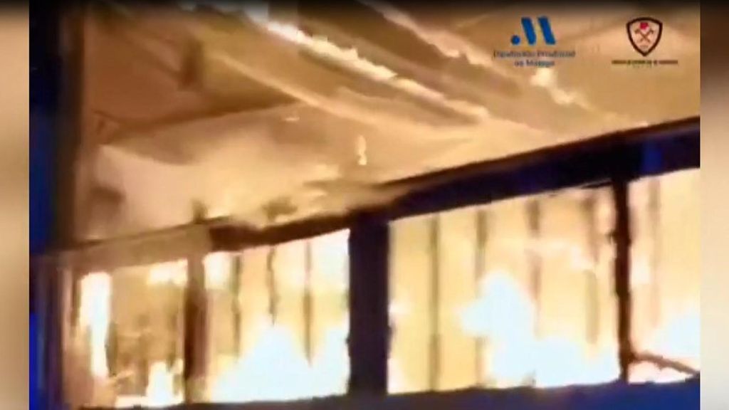 Siete locales afectados por el incendio de un restaurante en Torremolinos (Málaga)