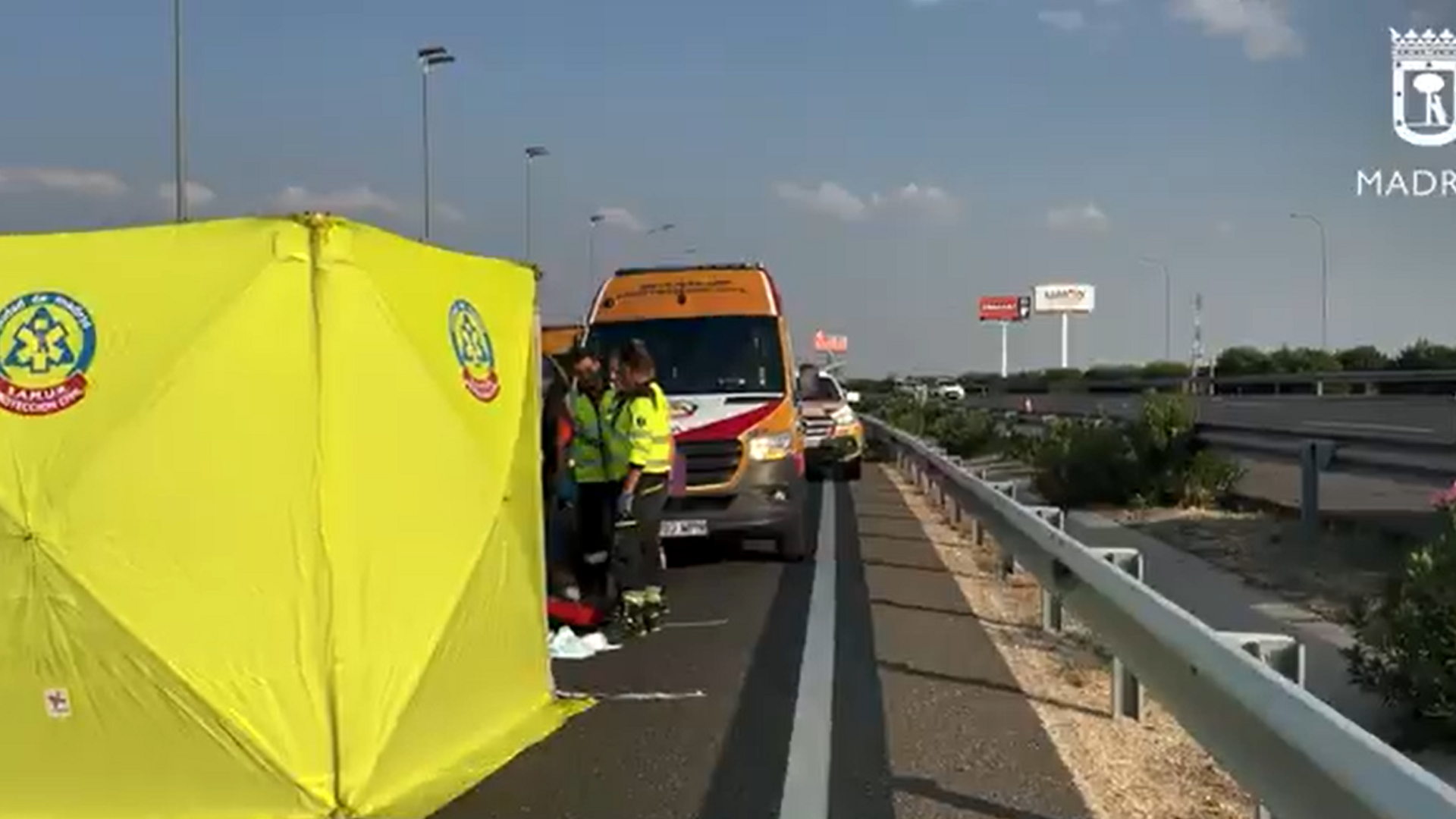 Efectivos del Samur acuden al lugar del accidente en el que ha fallecido un motorista