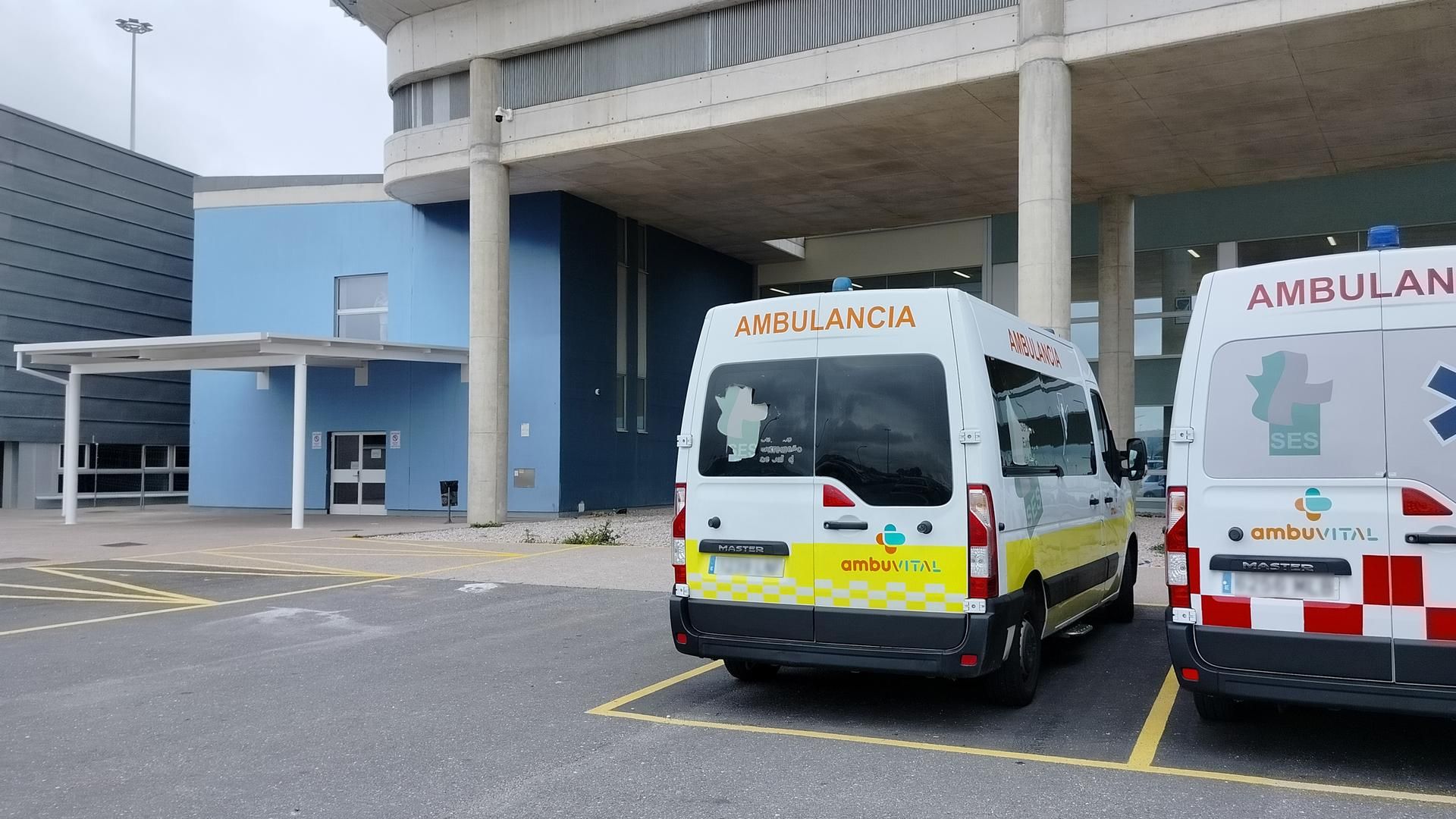 Entrada exterior en el Hospital Universitario de Cáceres
