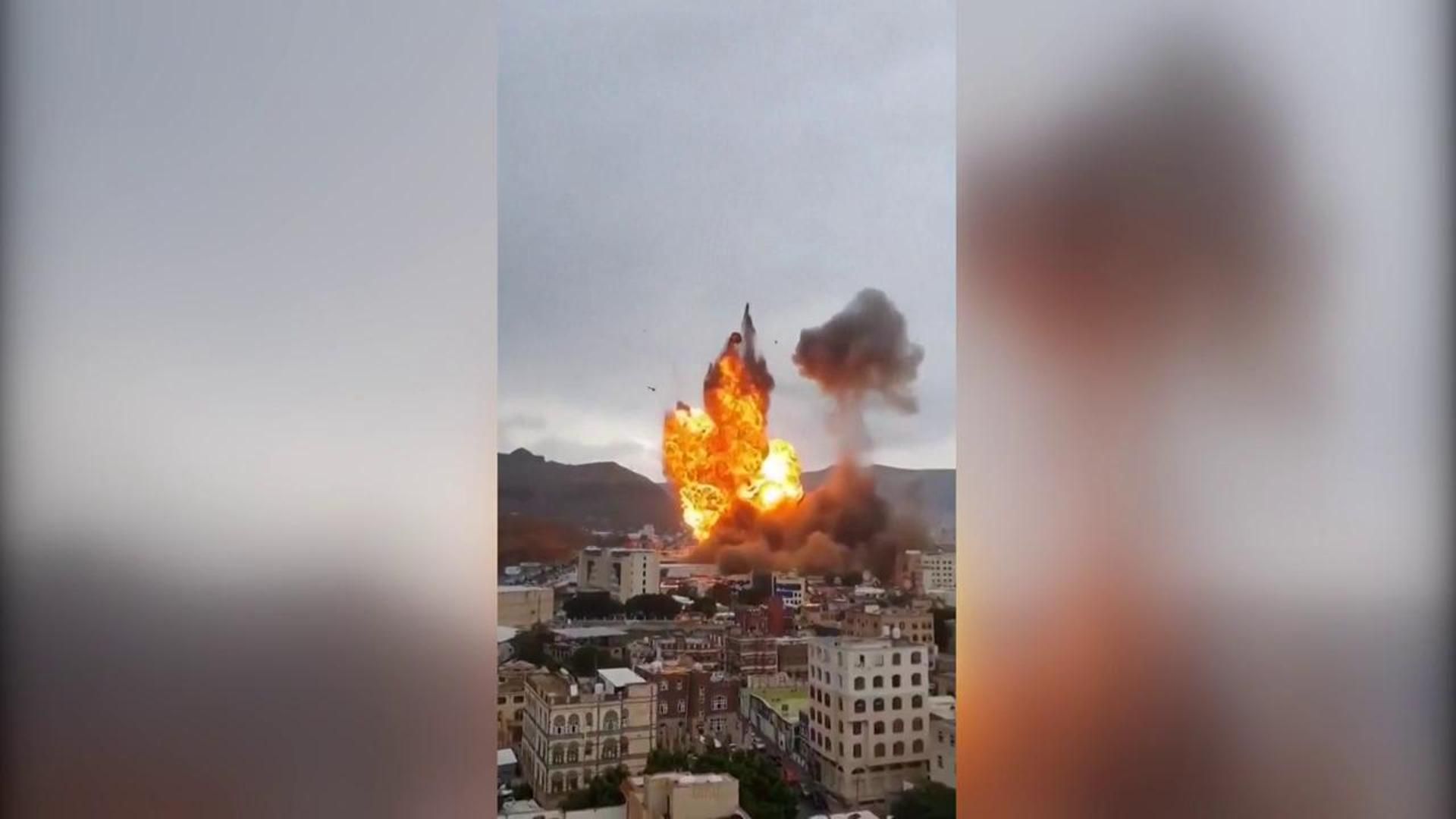 Israel lanza una ola de ataques contra la capital de Yemen tras el impacto de un misil de racimo hutí: hay dos muertos y decenas de heridos