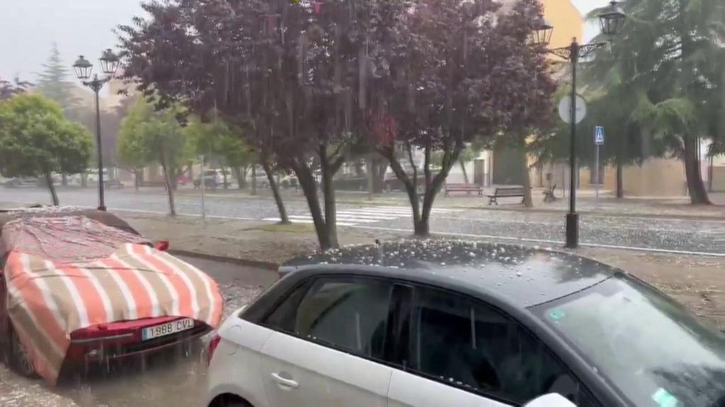 Las tormentas descargan con intensidad en Castellón: granizo en el interior norte y más de 35 litros por metro cuadrado en Vilafranca