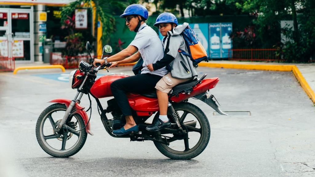Un padre e hijo compartiendo viaje en moto