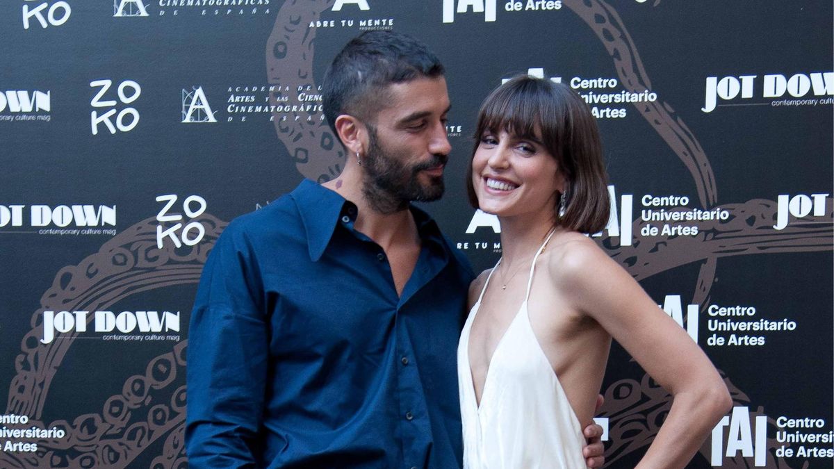 Álex García no se ha separado del féretro de Verónica Echegui: "Totalmente desolado"