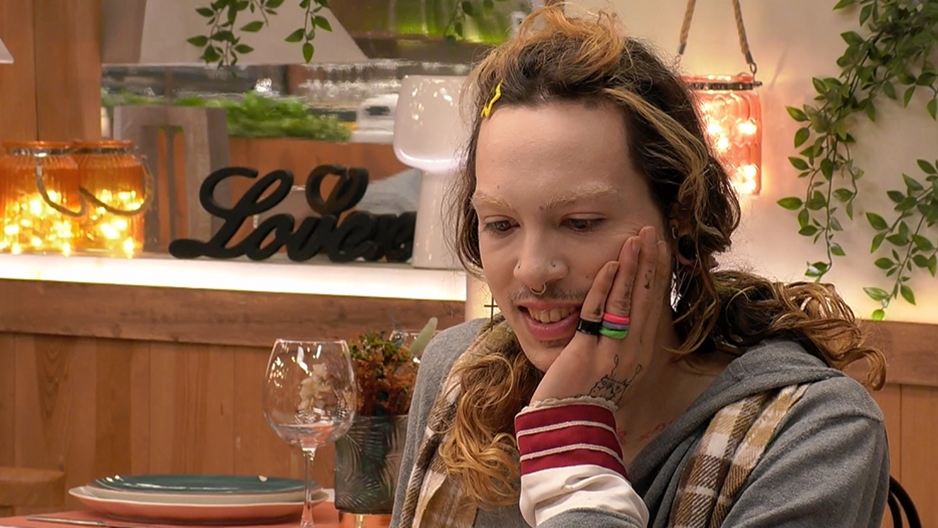 Cosmo disfruta de la cita junto a Juan