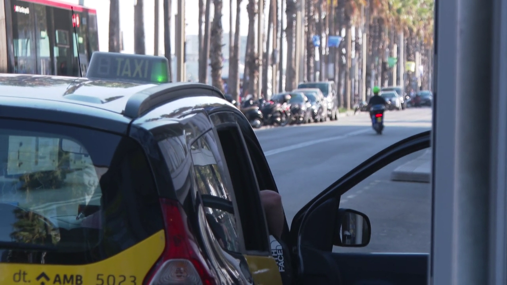 Denuncian que algunos taxistas de Barcelona aprovechan las noches para estafas a los turistas: “No utilizan los precios regulados”