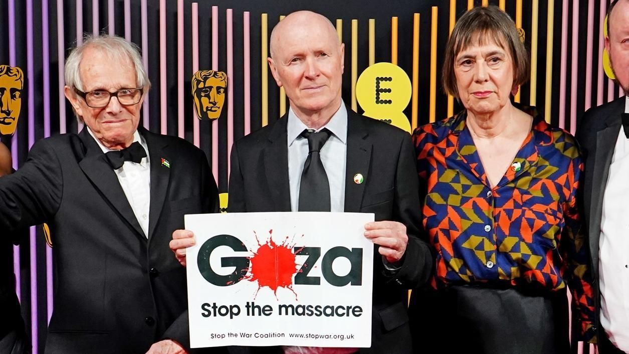 Detenido el guionista Paul Laverty por llevar una camiseta que apoyaba a Palestine Action