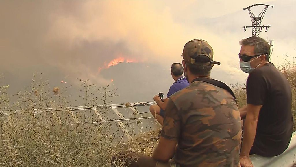 Los vecinos de La Baña tras tres días rodeados por las llamas logran salvar sus casas