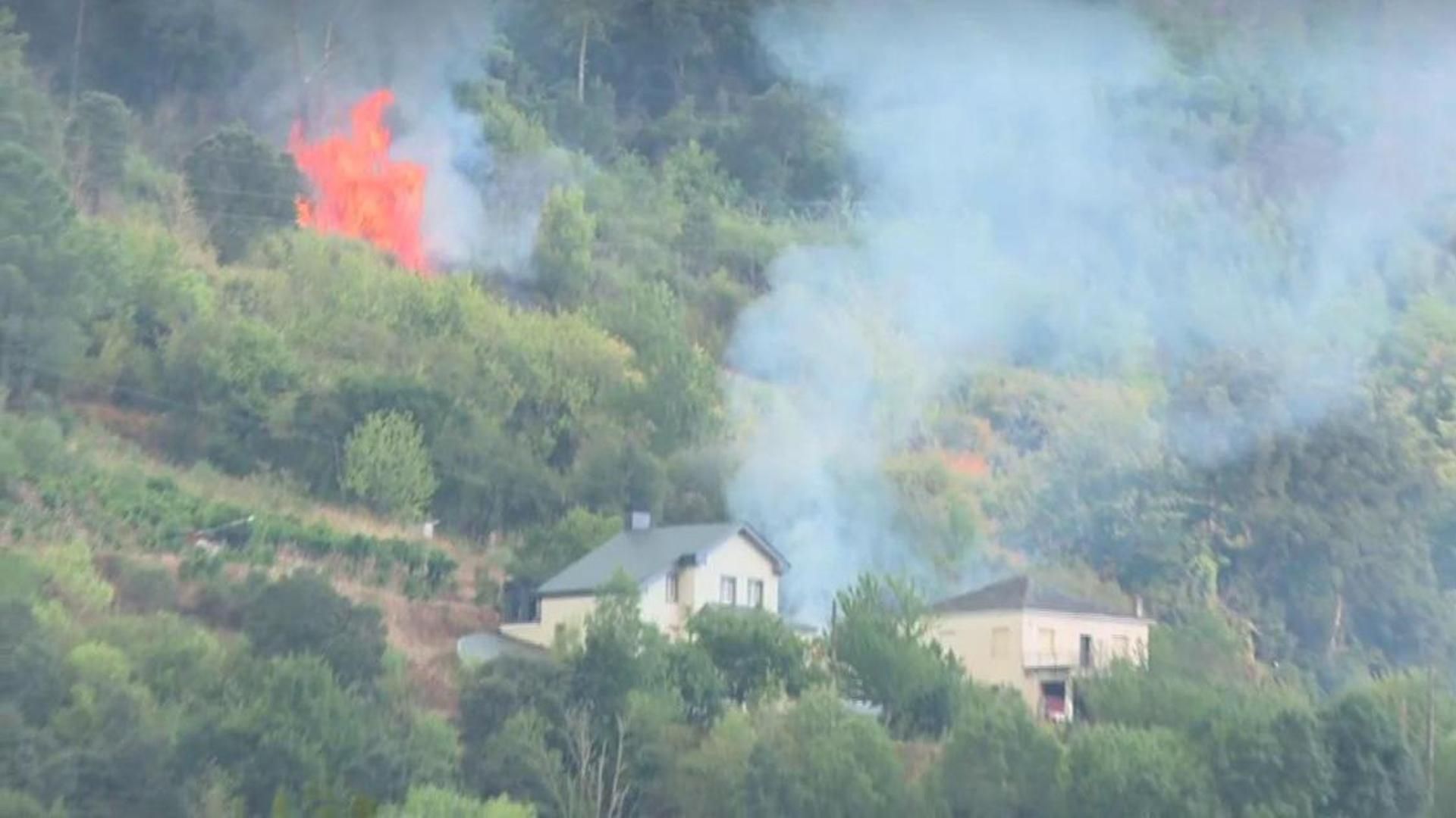 El incendio de Quiroga, Lugo, amenaza varias casas de la zona