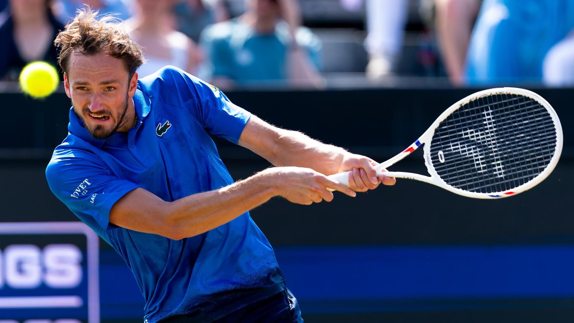 El tenista ruso Daniil Medvedev, fuera de sí en su derrota en el US Open y con un polémico gesto obsceno en pleno partido