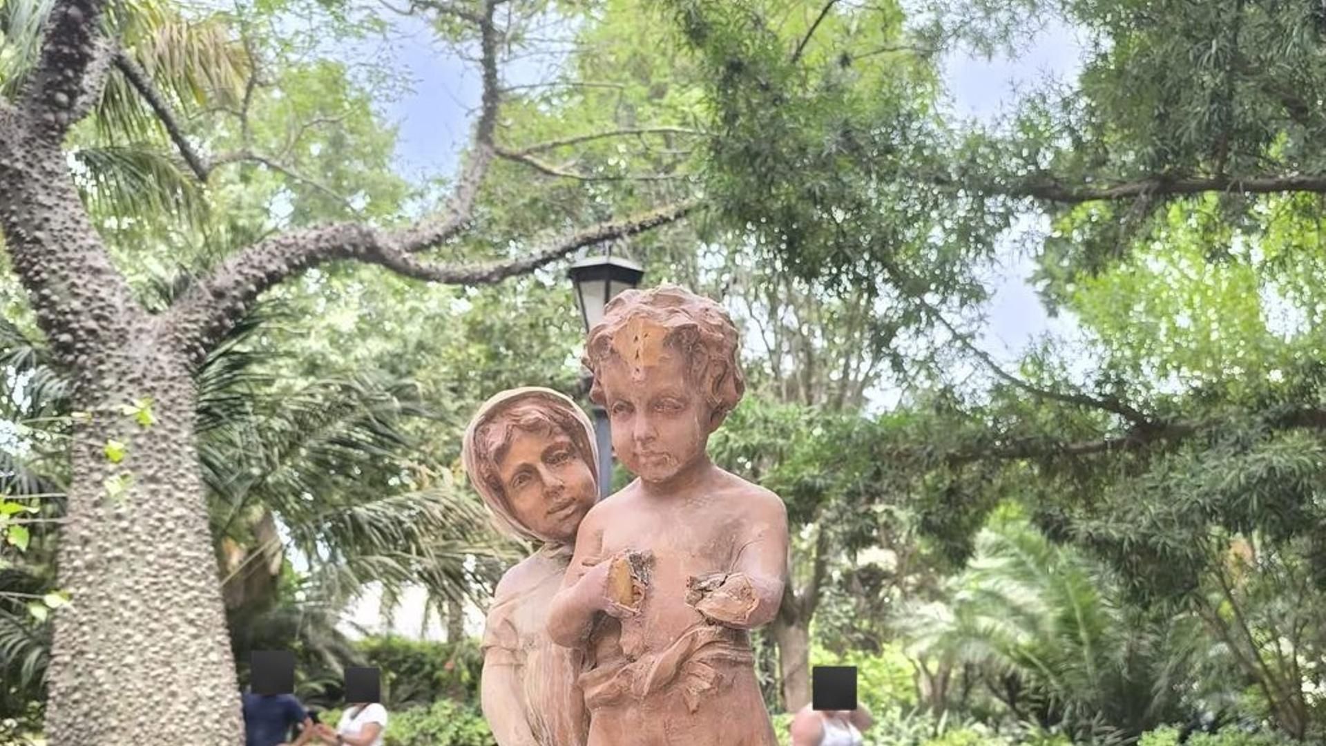 Estado de la escultura de la Fuente de los Niños del Paraguas de Cádiz tras ser vandalizada