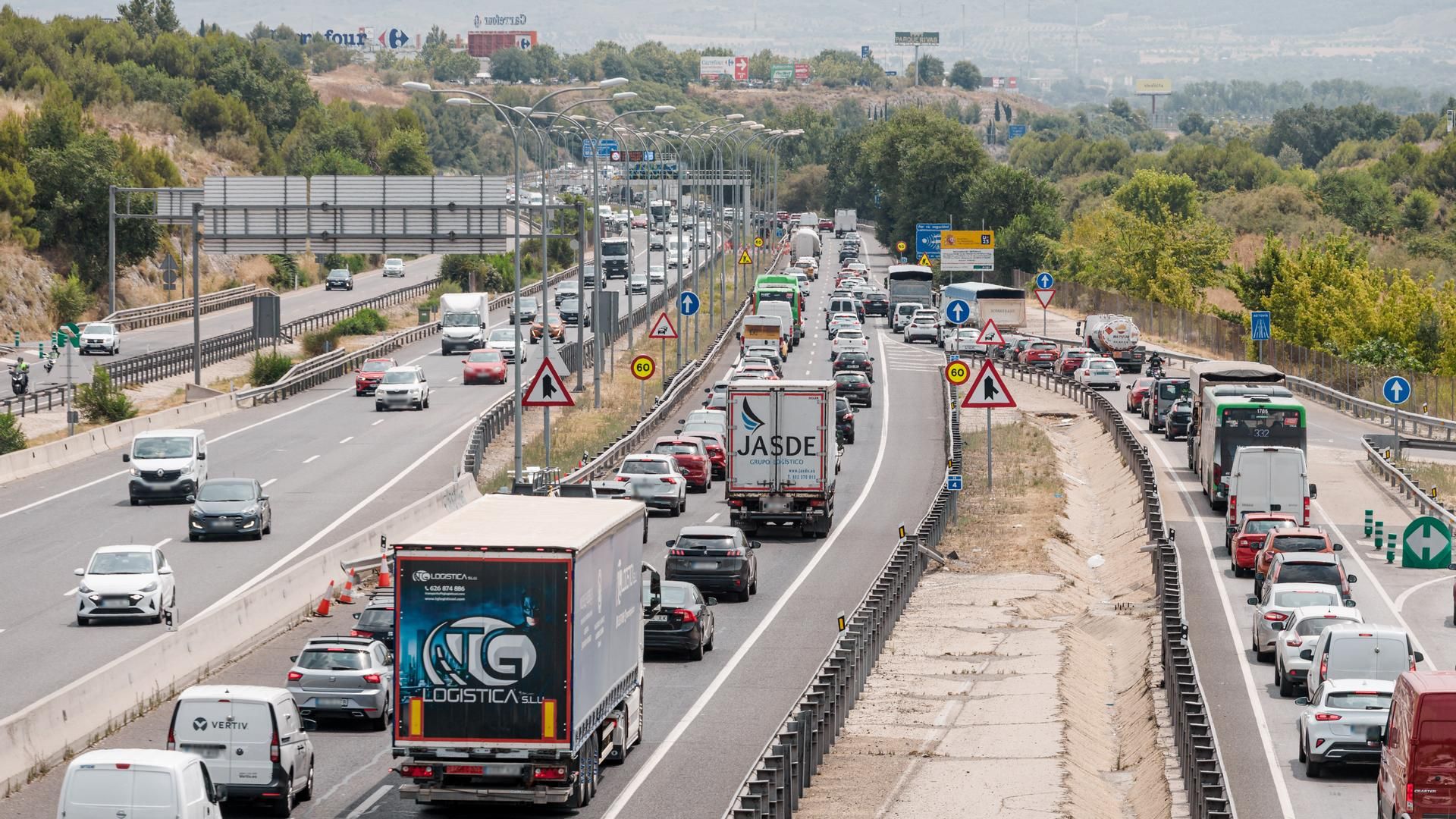 Imagen de archivo de varios vehículos contribuyendo a la contaminación atmosférica