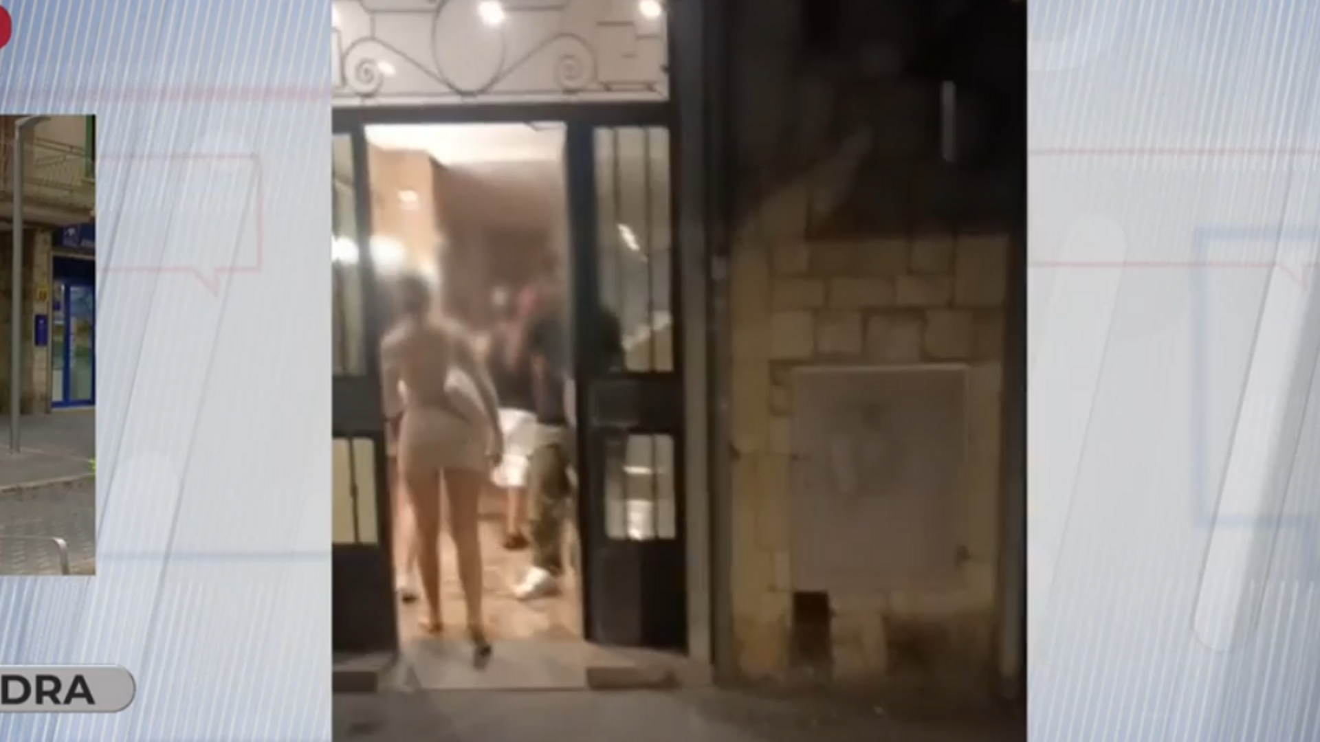 Las presuntas prostitutas entran al edificio