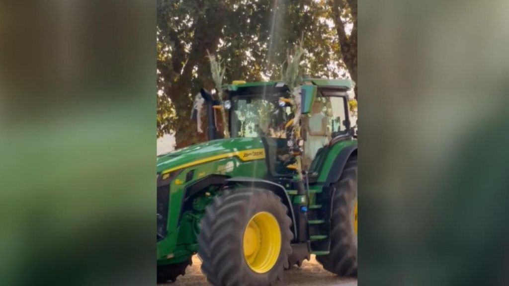 Llegan a su boda en un enorme tractor