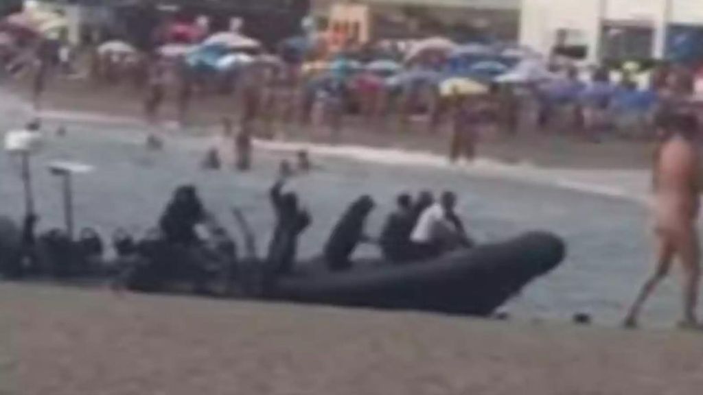 Desembarca una patera en una playa nudista de Almería con 40 personas y varios menores