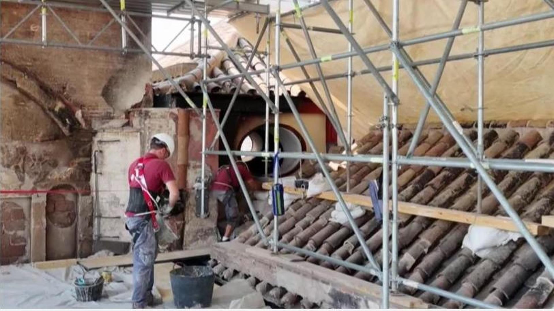 Más de 50 obreros trabajan en la restauración de la Mezquita de Córdoba con el objetivo de que esté rehabilitada en un año Más de 50 obreros trabajan en la restauración de la Mezquita de Córdoba con el objetivo de que esté rehabilitada en un año