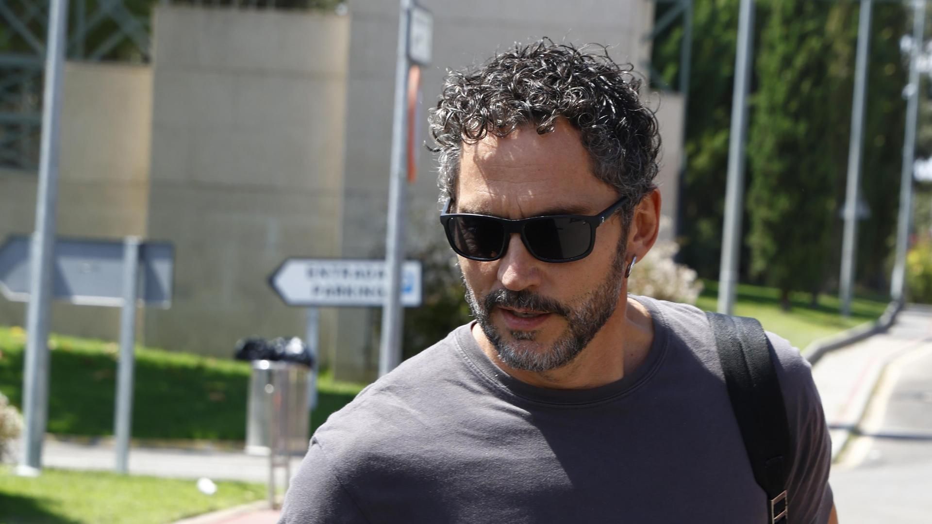 Paco León a su llegada al tanatorio de La Paz