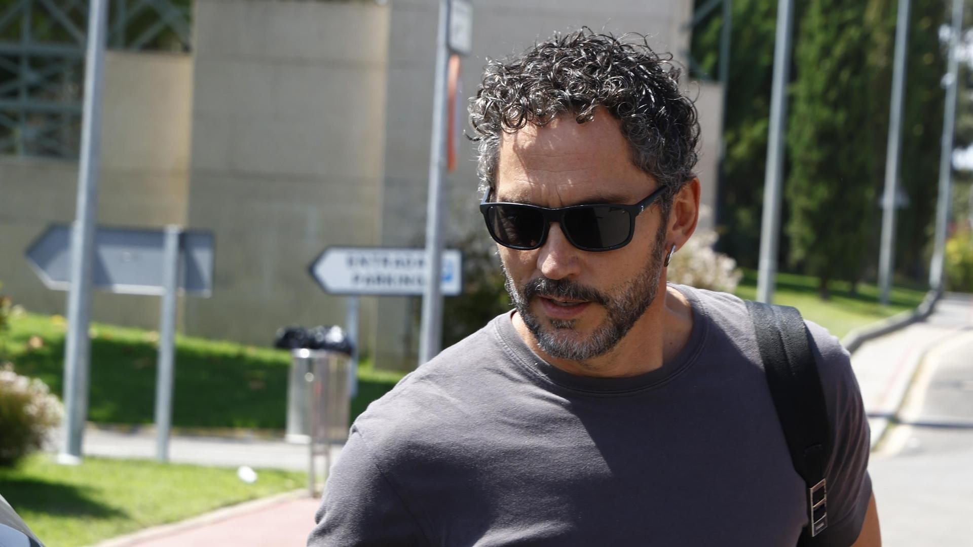 Paco León a su llegada al tanatorio para despedirse de Verónica Echegui