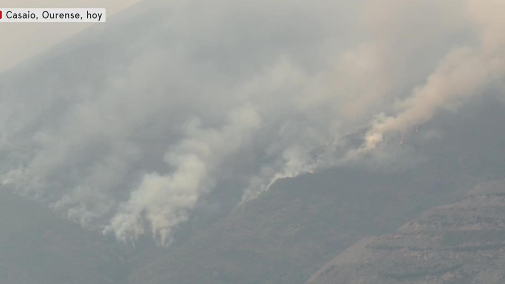Preocupación por el incendio de Carballeda de Valdeorras, en la parroquia de Casaio, Ourense, que ya ha calcinado 4.400 hectáreas