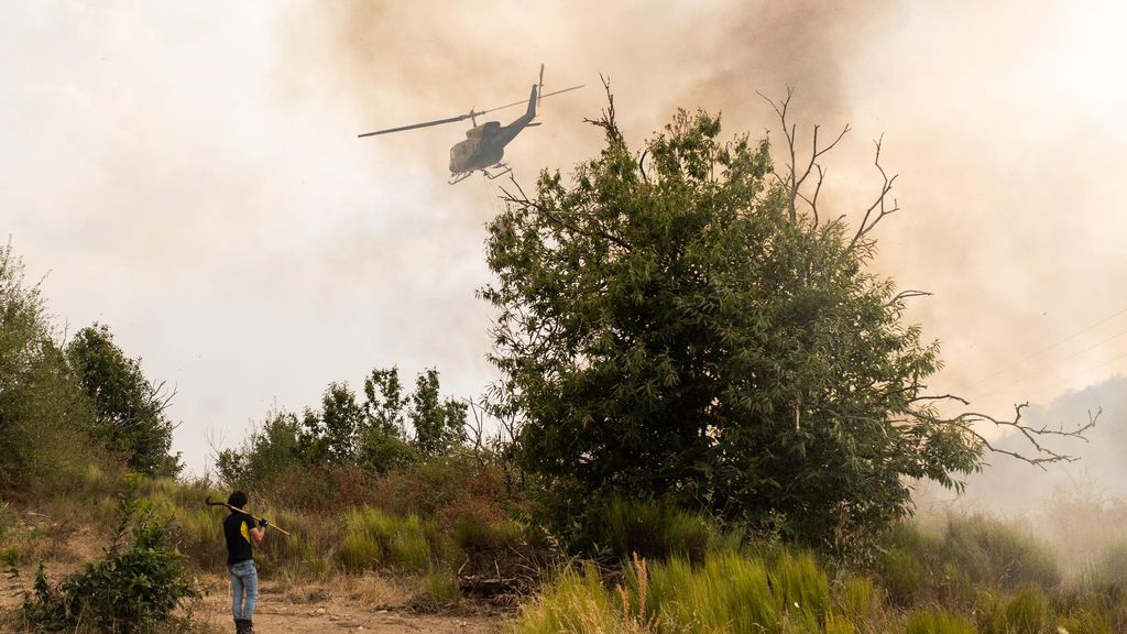 Tareas de extinción en el incendio de León
