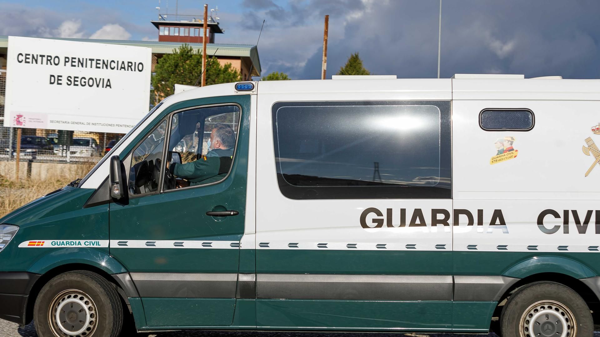 Un furgón de la Guardia Civil entrando a la cárcel de Segovia
