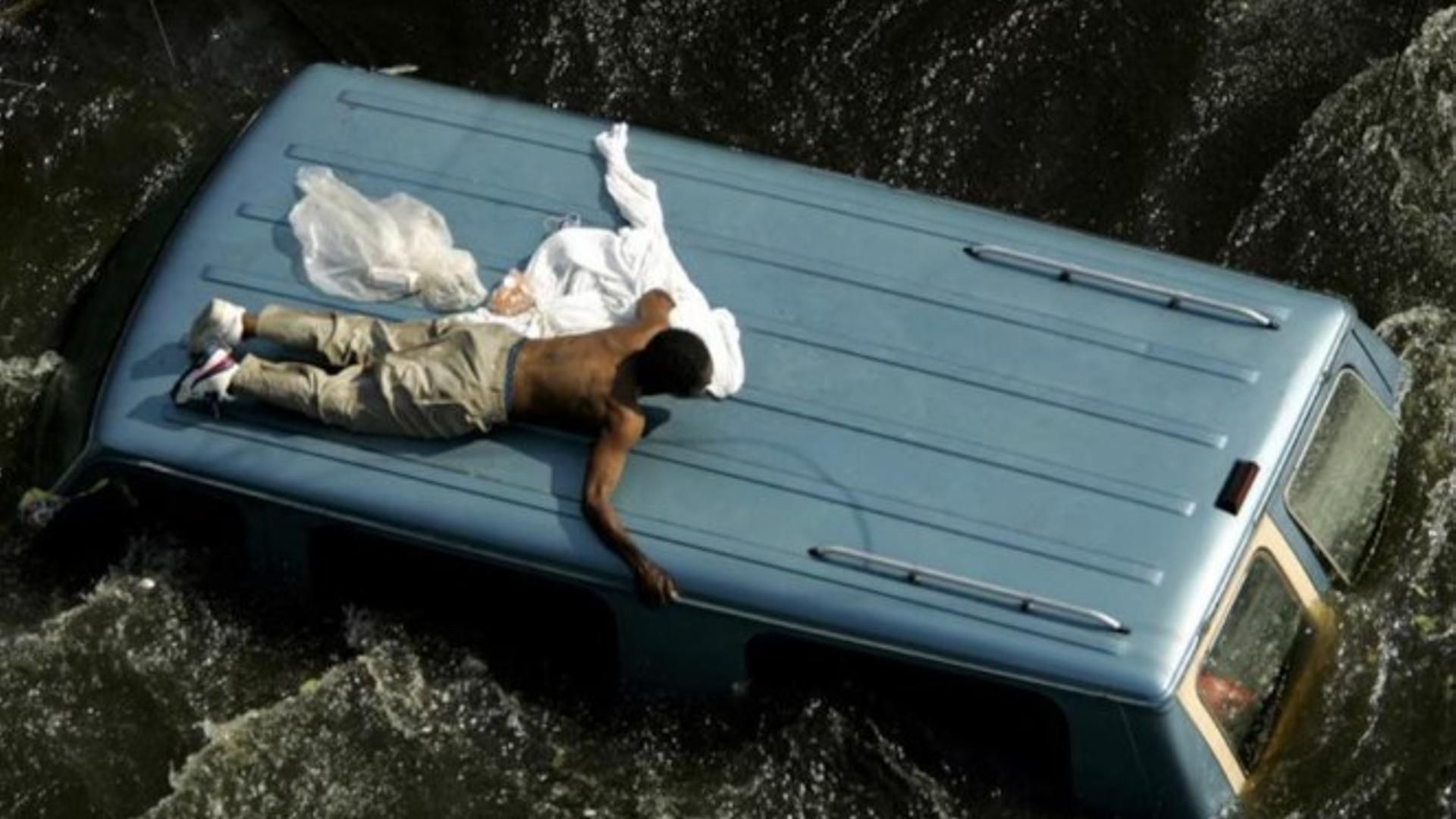 Un hombre, en el techo de una furgoneta en Nueva Orleans durante el Katrina el 29 de agosto de 2005.
