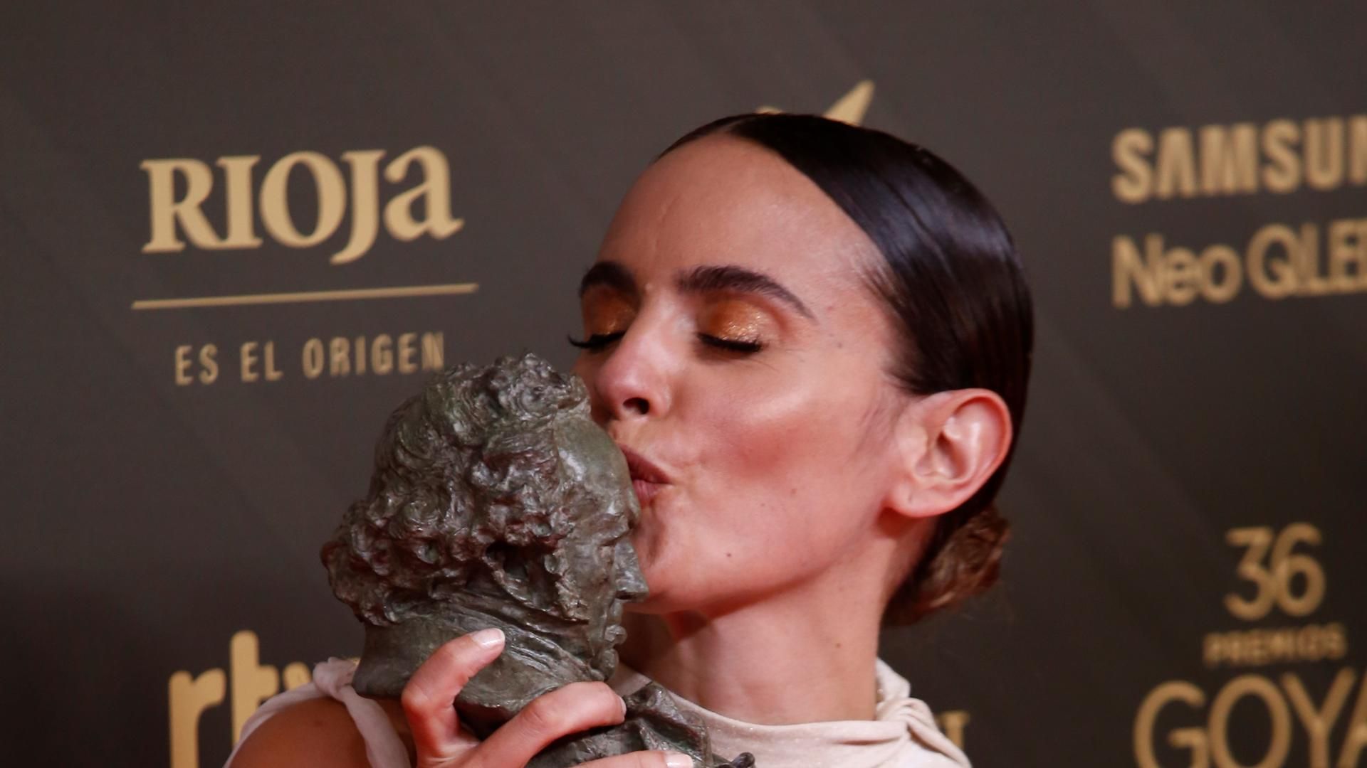 Verónica Echegui, con el Goya a mejor corto en el photocall de la 36ª gala de los Goya